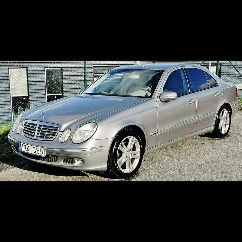 Silver Begagnad 2002 Mercedes E200 Sedan | 59 900 kr (Bra pris) - Bild 1/4