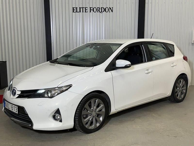 Begagnad Toyota Auris Hybrid Executive 136 HK (100 kW) 2013 Vit