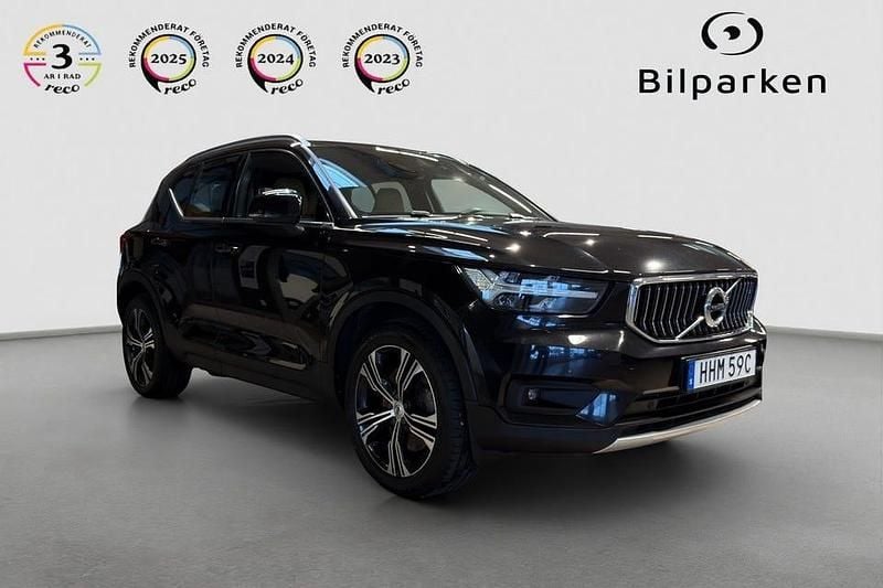 Svart Begagnad 2021 Volvo XC40 Inscription SUV | 299 990 kr (Marknadspris) - Bild 1/4