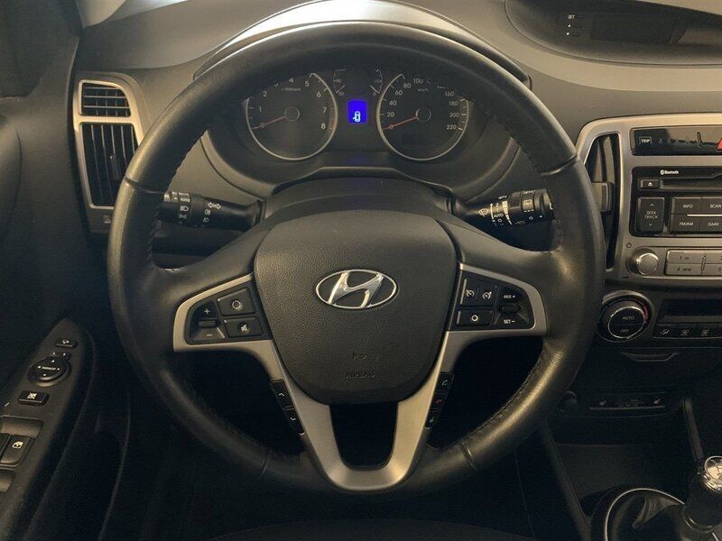 Begagnad Hyundai i20 Premium 85 HK (62 kW) 2012 Röd Halvkombi
