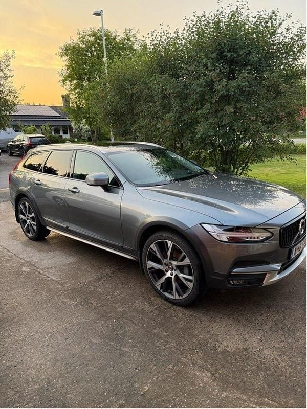 Grå Begagnad 2018 Volvo V90 CC Inscription Kombi | 270 000 kr (Bra pris) - Bild 1/4