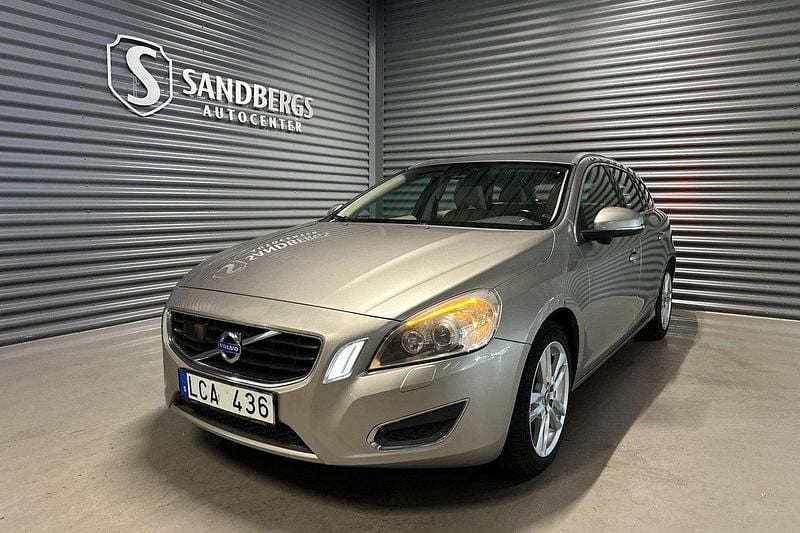 Ljusbrun Begagnad 2011 Volvo V60 Summum Kombi | 69 500 kr (Marknadspris) - Bild 1/4