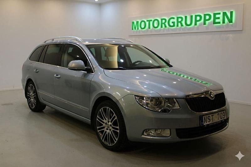 Ljusblå (blå) Begagnad 2010 Skoda Superb Elegance Kombi | 64 900 kr (Bra pris) - Bild 1/4