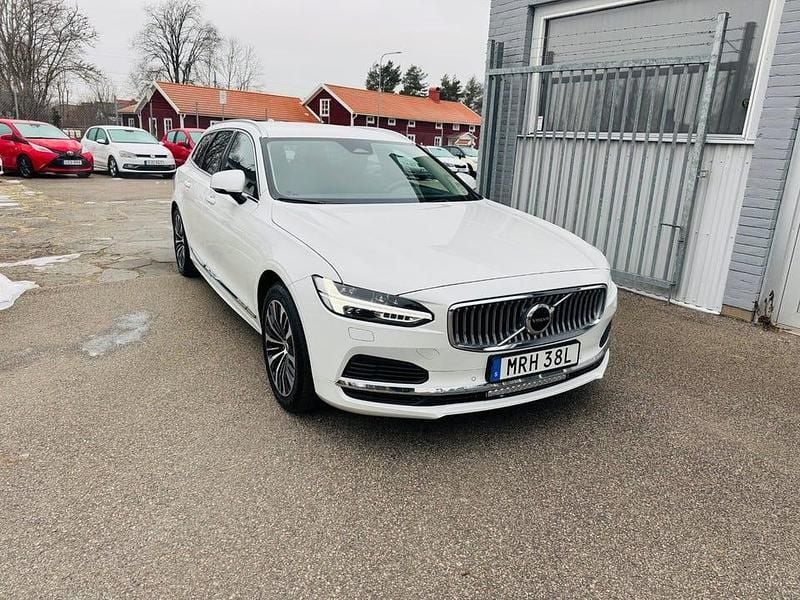Vit metallic Begagnad 2023 Volvo V90 Core Kombi | 319 900 kr (Bra pris) - Bild 1/4