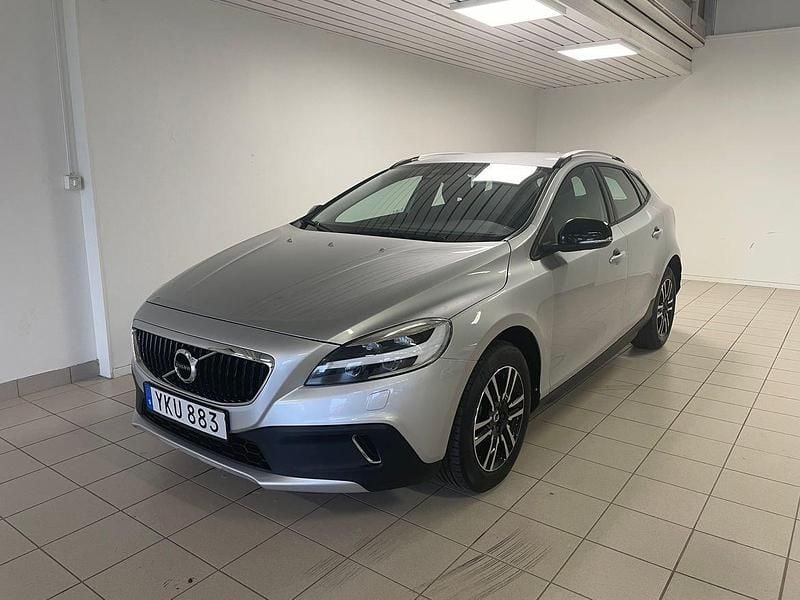 Silver Begagnad 2017 Volvo V40 CC Business Edition Kombi | 159 000 kr (Bra pris) - Bild 1/4