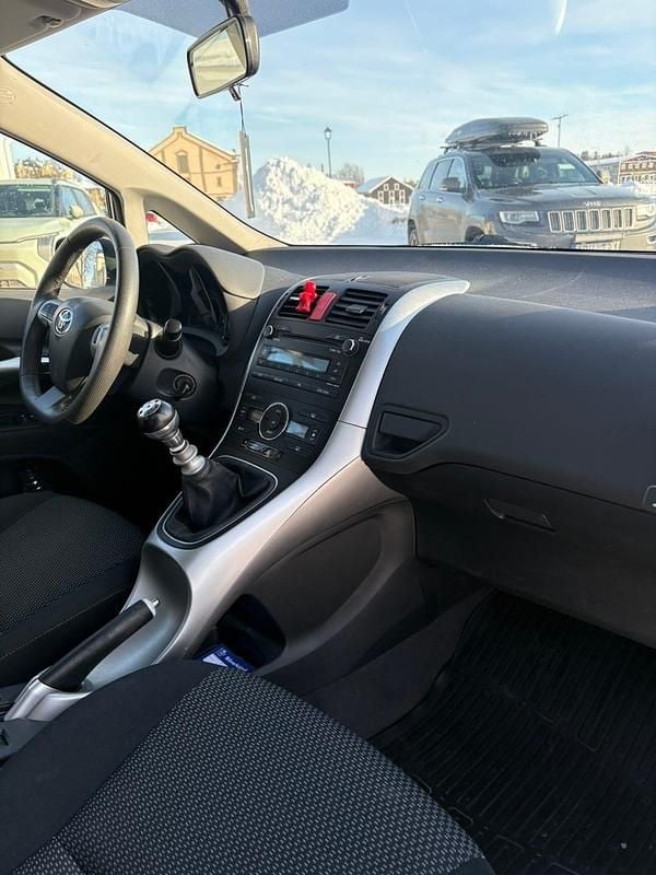 Begagnad Toyota Auris 90 HK (66 kW) 2010 Halvkombi