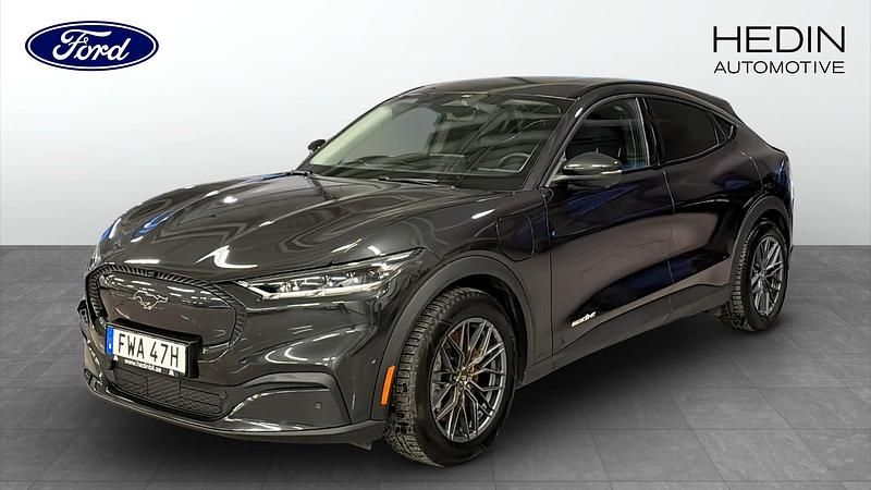 Grå Begagnad 2022 Ford Mustang Mach-E Standard Range SUV | 339 900 kr (Marknadspris) - Bild 1/4