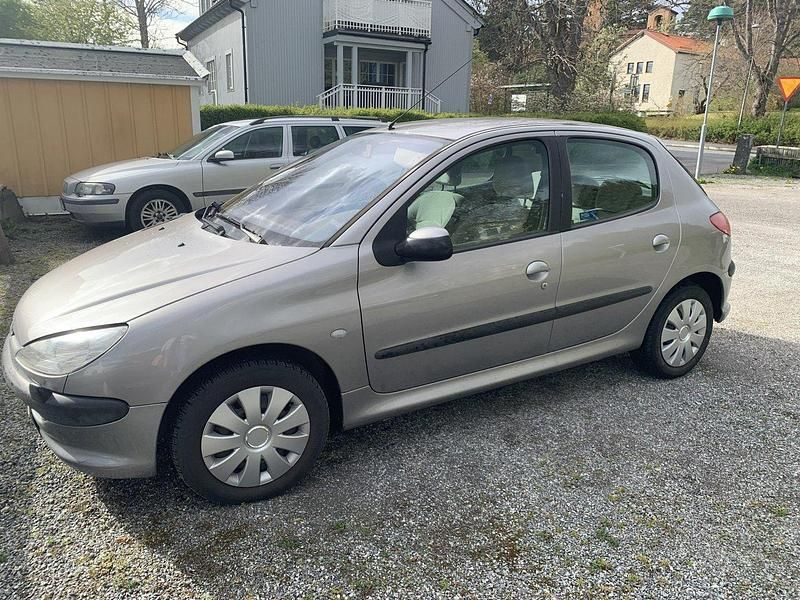 Grå Begagnad 2004 Peugeot 206 Halvkombi | 13 000 kr (Superpris) - Bild 1/2
