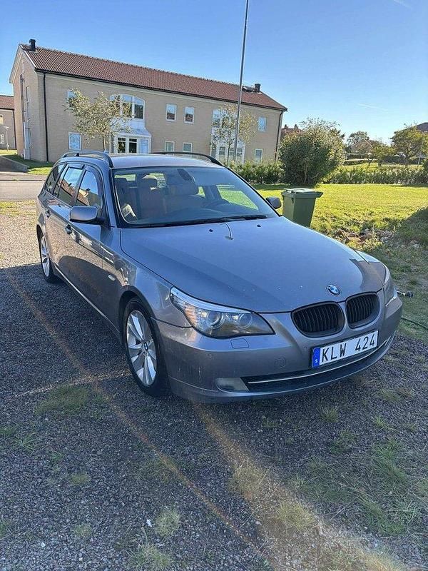 Grå Begagnad 2010 BMW 525 Kombi | 49 000 kr (Marknadspris) - Bild 1/4