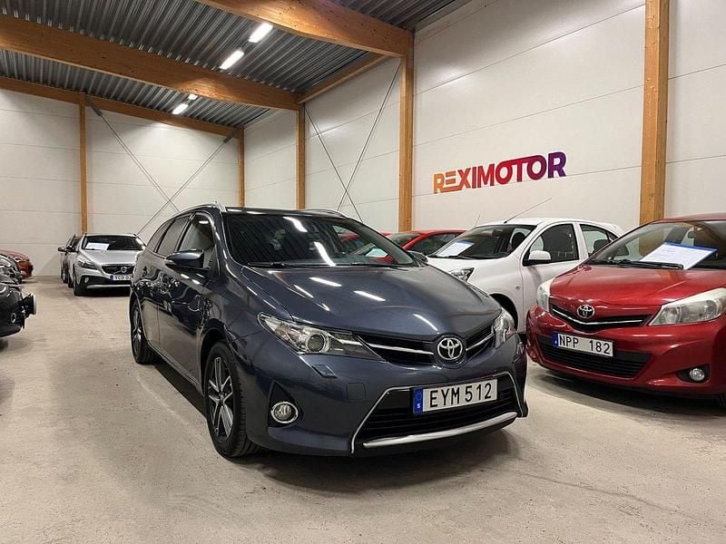 Mörkblå Begagnad 2014 Toyota Auris Touring Sports Edition Kombi | 109 900 kr (Marknadspris) - Bild 1/4