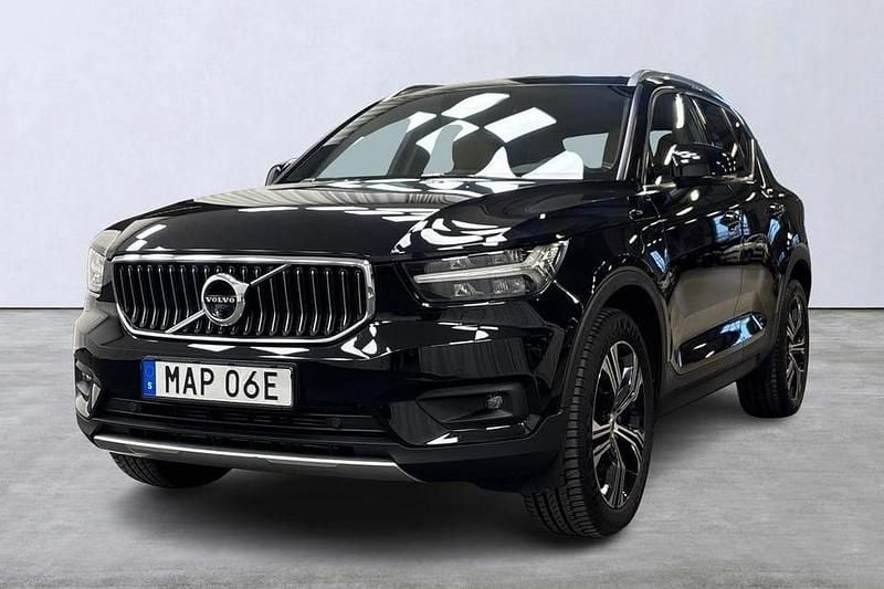 Svart Begagnad 2022 Volvo XC40 Inscription SUV | 359 900 kr (Marknadspris) - Bild 1/4