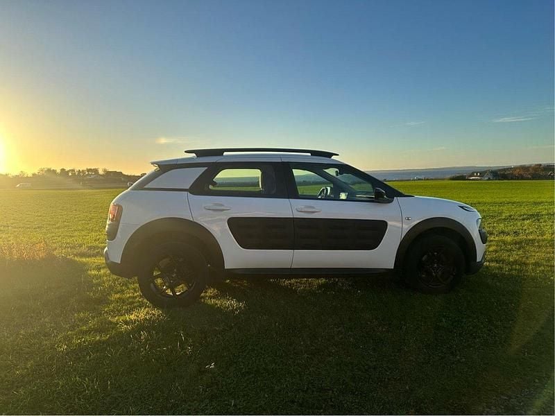 Vit Begagnad 2016 Citroën C4 Cactus PureTech Halvkombi | 85 000 kr (Bra pris) - Bild 1/4