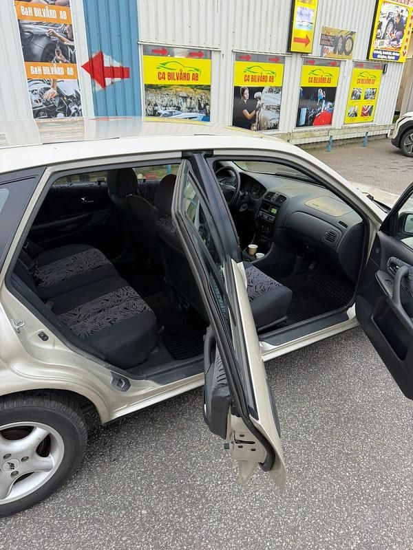 Begagnad Mazda 323F 114 HK (83 kW) 2000 Halvkombi