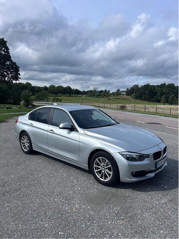 Silver Begagnad 2012 BMW 320 Sedan | 103 000 kr (Marknadspris) - Bild 1/4