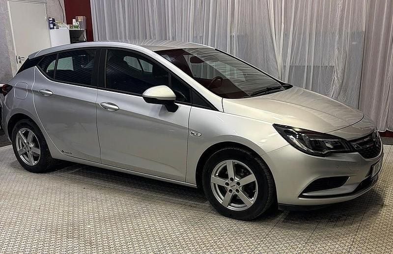 Grå Begagnad 2016 Opel Astra Enjoy Halvkombi | 99 000 kr (Bra pris) - Bild 1/4