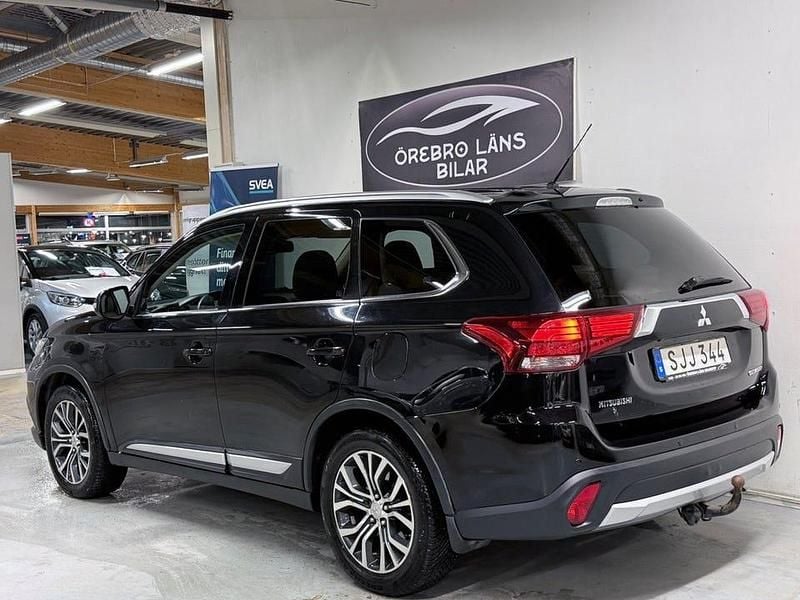 Begagnad Mitsubishi Outlander 150 HK (110 kW) 2016 Svart SUV