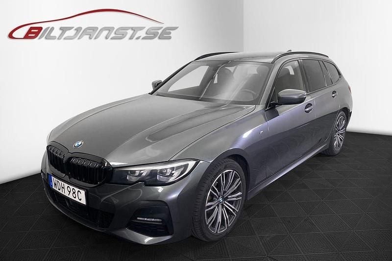 Grå Begagnad 2021 BMW 320 M Sport Kombi | 269 900 kr (Marknadspris) - Bild 1/4