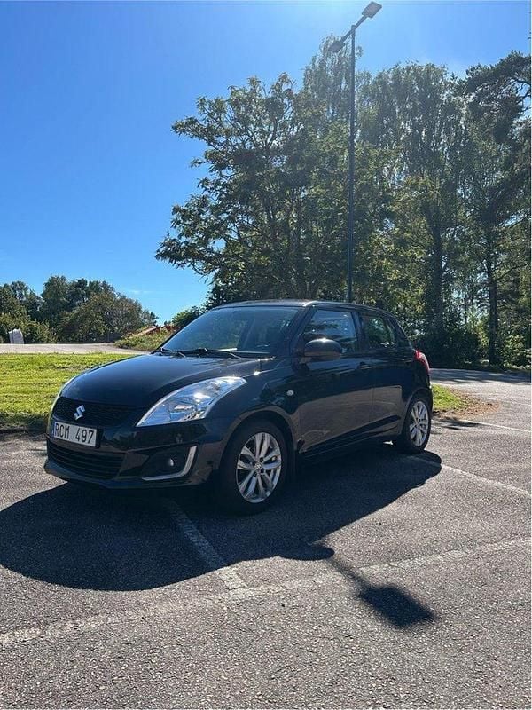 Svart Begagnad 2013 Suzuki Swift Halvkombi | 59 500 kr (Marknadspris) - Bild 1/4