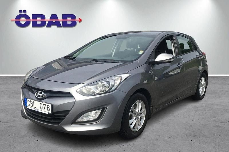 Grå Begagnad 2013 Hyundai i30 Halvkombi | 88 900 kr (Lite dyr) - Bild 1/4