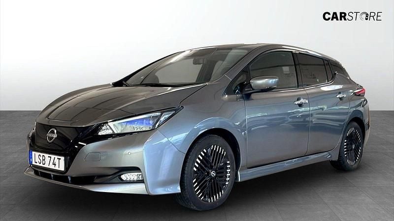 Grå (grey) Begagnad 2023 Nissan Leaf Tekna Halvkombi | 214 900 kr (Marknadspris) - Bild 1/4
