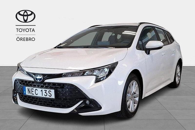 Vit Begagnad 2024 Toyota Corolla Active Kombi | 297 900 kr (Marknadspris) - Bild 1/4