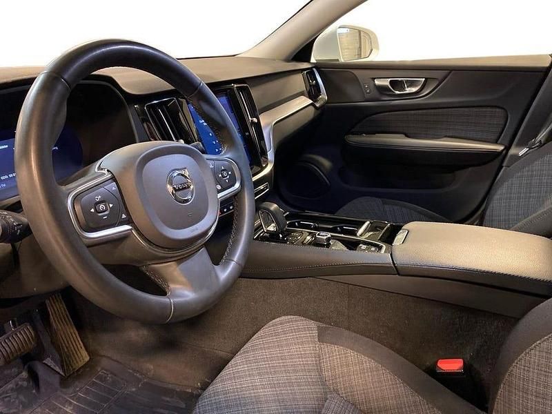 Begagnad Volvo V60 Core 355 HK (261 kW) 2023 Vit Kombi
