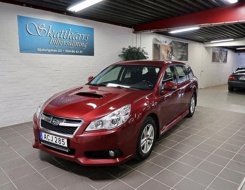 Ljusröd (röd) Begagnad 2013 Subaru Legacy Kombi | 93 000 kr (Lite dyr) - Bild 1/4