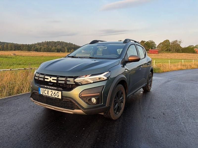 Grön Begagnad 2025 Dacia Sandero Stepway | 259 900 kr - Bild 1/4