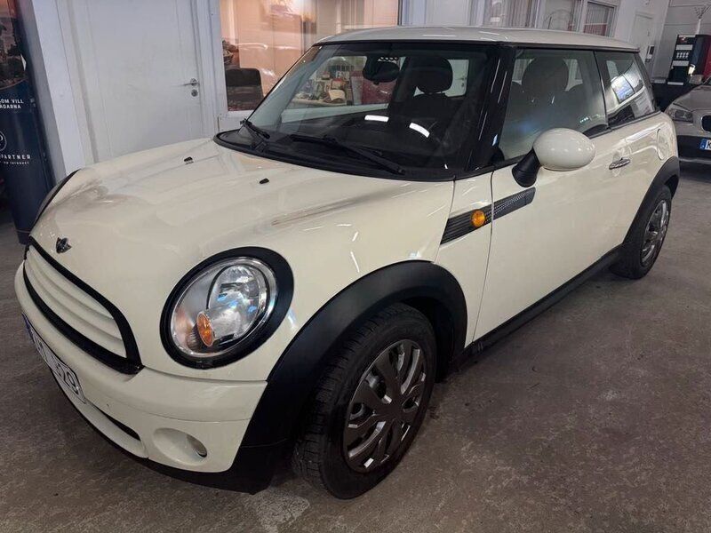 Vit Begagnad 2010 Mini ONE Salt Halvkombi | 49 900 kr (Marknadspris) - Bild 1/4