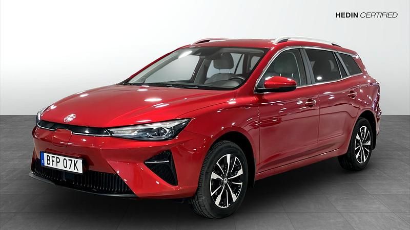 Röd (red) Begagnad 2022 MG MG5 EV Comfort Kombi | 214 900 kr - Bild 1/4