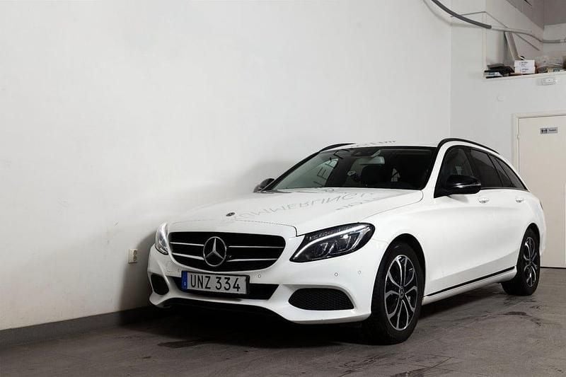 Vit Begagnad 2018 Mercedes C180 Kombi | 214 900 kr (Bra pris) - Bild 1/4