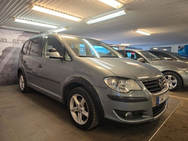 Mörkgrå (grå) Begagnad 2008 VW Touran Cross Minibuss | 39 900 kr (Marknadspris) - Bild 1/4