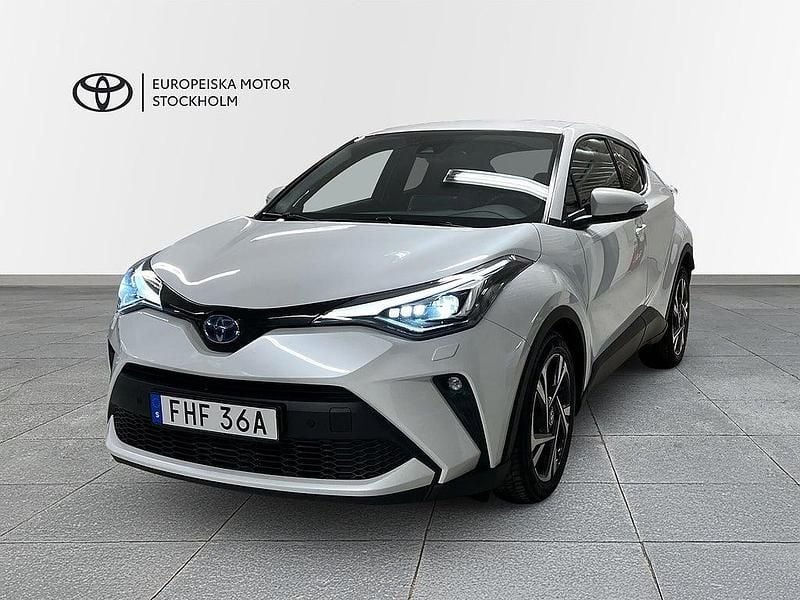 Vit Begagnad 2022 Toyota C-HR Edition SUV | 264 900 kr (Marknadspris) - Bild 1/4