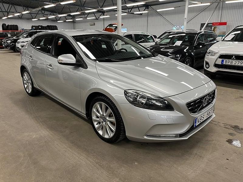 Begagnad Volvo V40 116 HK (85 kW) 2012 Ljusgrå Halvkombi