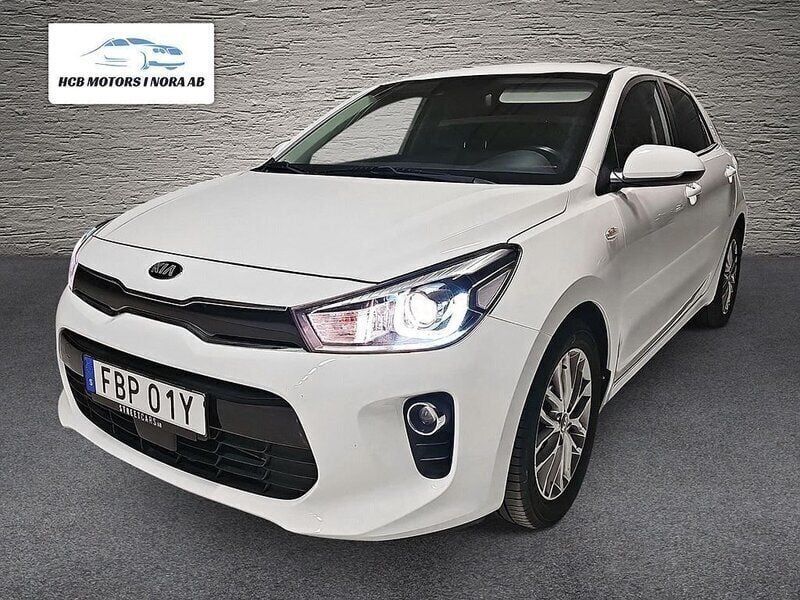 Vit Begagnad 2019 Kia Rio Advance Halvkombi | 144 800 kr (Marknadspris) - Bild 1/4