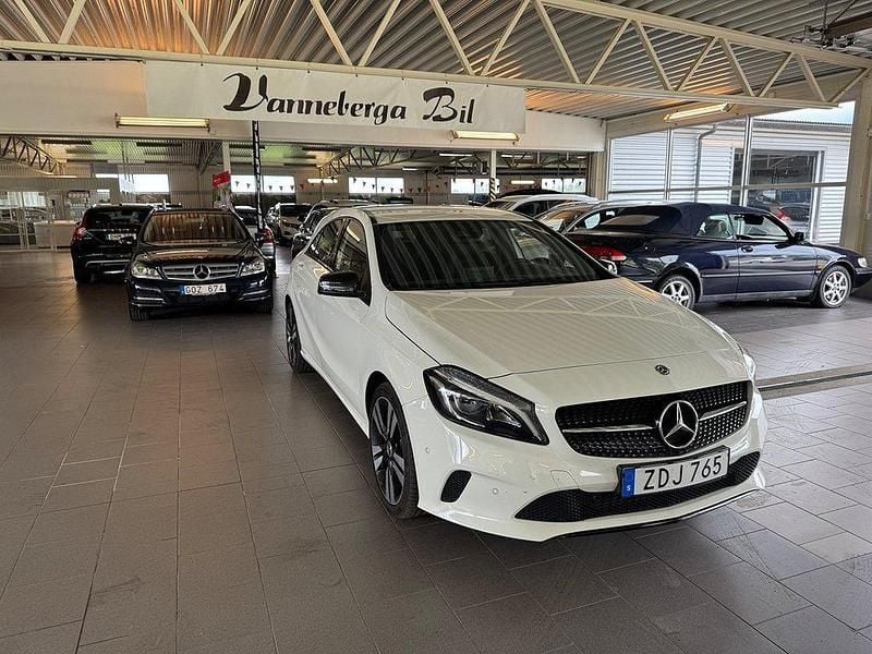 Vit Begagnad 2017 Mercedes A200 Halvkombi | 209 700 kr (Marknadspris) - Bild 1/4