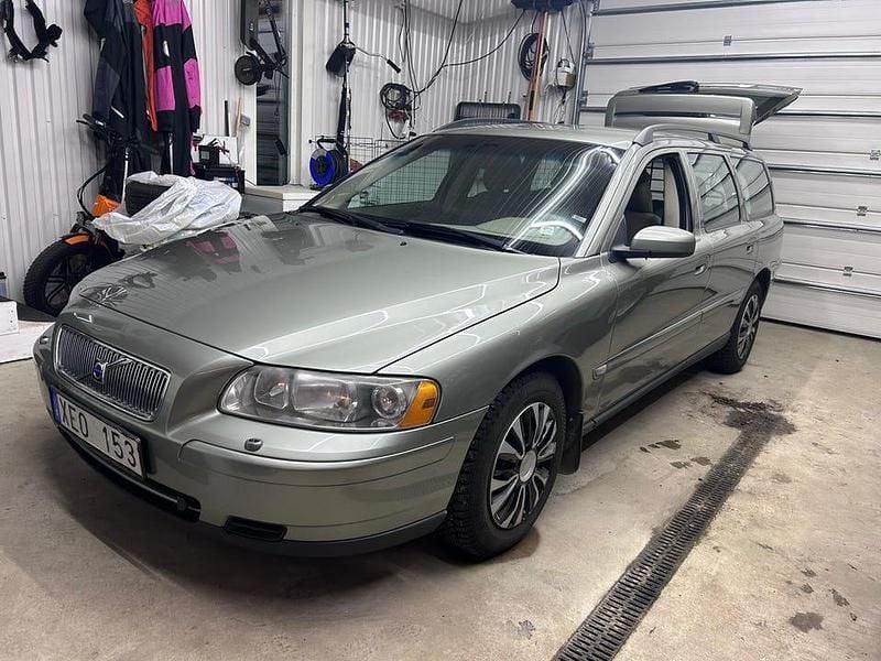 Metallic Begagnad 2006 Volvo V70 Kombi | 36 000 kr (Marknadspris) - Bild 1/4