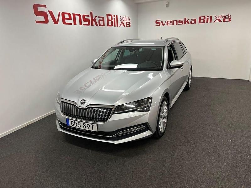 Silver Begagnad 2021 Skoda Superb Business Line Kombi | 259 000 kr (Marknadspris) - Bild 1/4