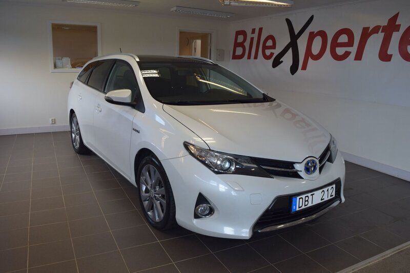 Vit Begagnad 2014 Toyota Auris Touring Sports Edition Kombi | 104 900 kr (Marknadspris) - Bild 1/4