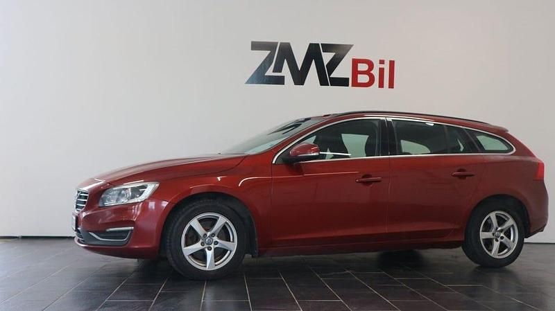 Begagnad Volvo V60 Momentum 190 HK (139 kW) 2016 Röd Kombi