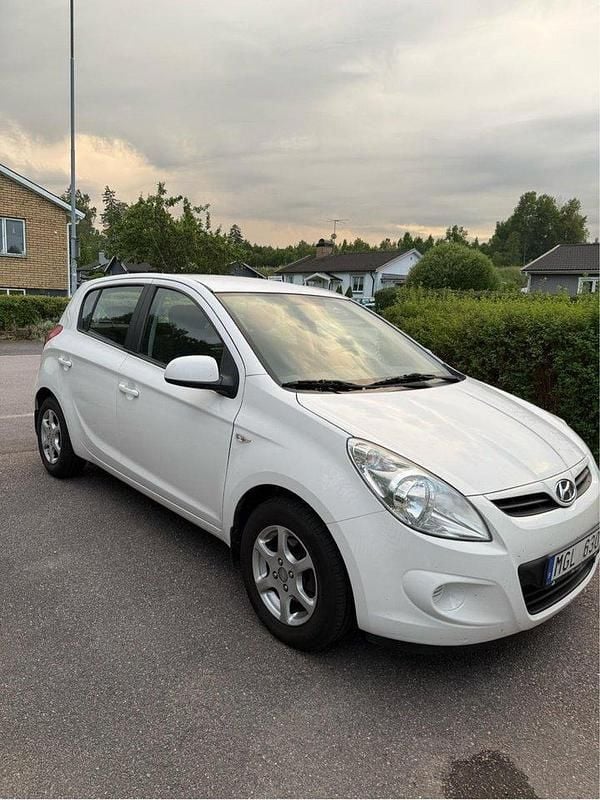 Vit Begagnad 2012 Hyundai i20 Select Halvkombi | 39 900 kr (Marknadspris) - Bild 1/4