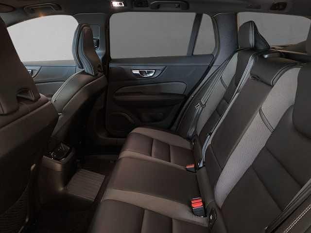 Begagnad Volvo V60 R-Design 463 HK (340 kW) 2022 Svart Kombi