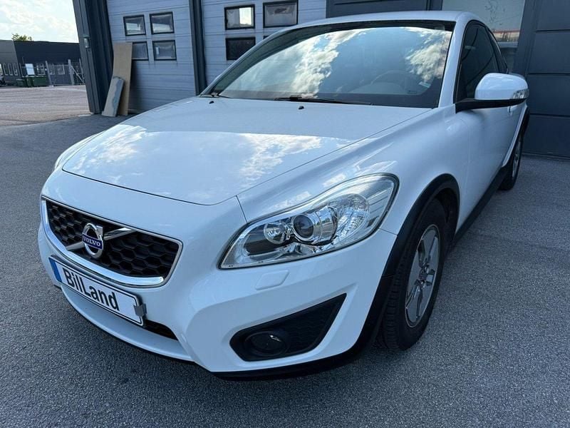 Vit Begagnad 2010 Volvo C30 Momentum Halvkombi | 69 900 kr (Marknadspris) - Bild 1/4