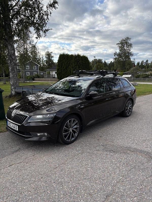 Brun Begagnad 2018 Skoda Superb Business Line Kombi | 199 000 kr (Marknadspris) - Bild 1/4