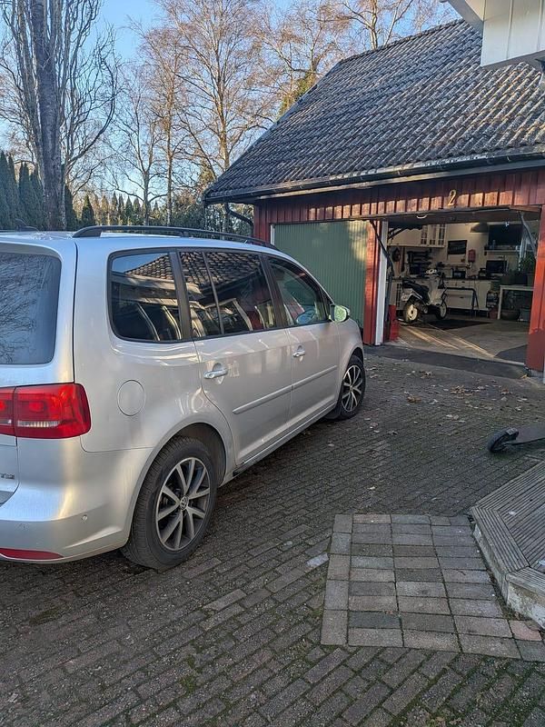 Begagnad VW Touran 140 HK (102 kW) 2014 Minibuss