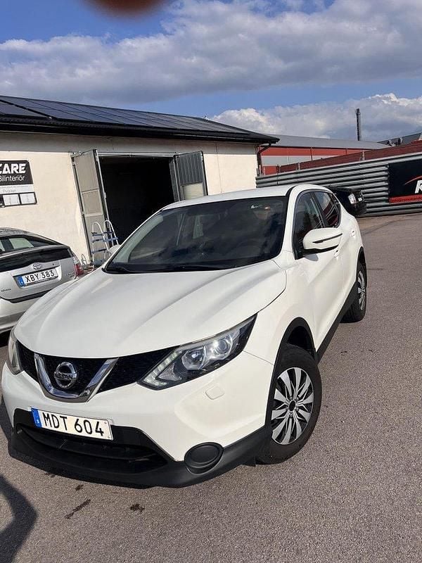 Vit Begagnad 2016 Nissan Qashqai SUV | 90 000 kr (Marknadspris) - Bild 1/4