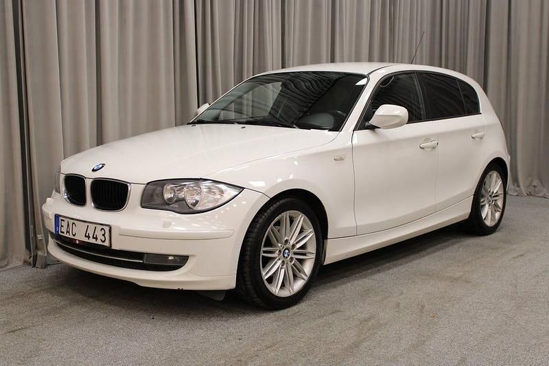 Vit Begagnad 2011 BMW 118 Comfort Edition Halvkombi | 59 900 kr (Marknadspris) - Bild 1/4