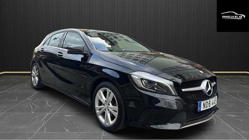 Svart Begagnad 2016 Mercedes A180 Halvkombi | 119 900 kr (Marknadspris) - Bild 1/4
