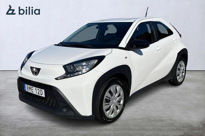 Vit Begagnad 2022 Toyota Aygo Play Halvkombi | 149 900 kr (Marknadspris) - Bild 1/3