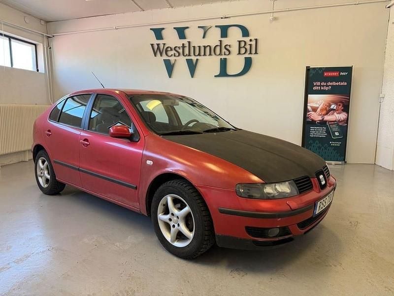 Ljusröd Begagnad 2000 Seat Leon Halvkombi | 14 900 kr - Bild 1/4